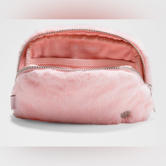 NWT Everywhere Belt Bag Plush Fleece-Strawberry Milkshake - Picture 4 of 10